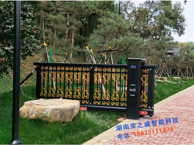 湘潭盤龍生態(tài)農(nóng)業(yè)展示有限公司（智能懸臂門+平開(kāi)門）