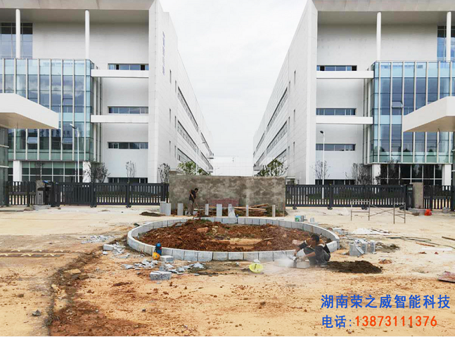 手機(jī)智能終端產(chǎn)業(yè)園直線(xiàn)門(mén)及小門(mén)順利完工